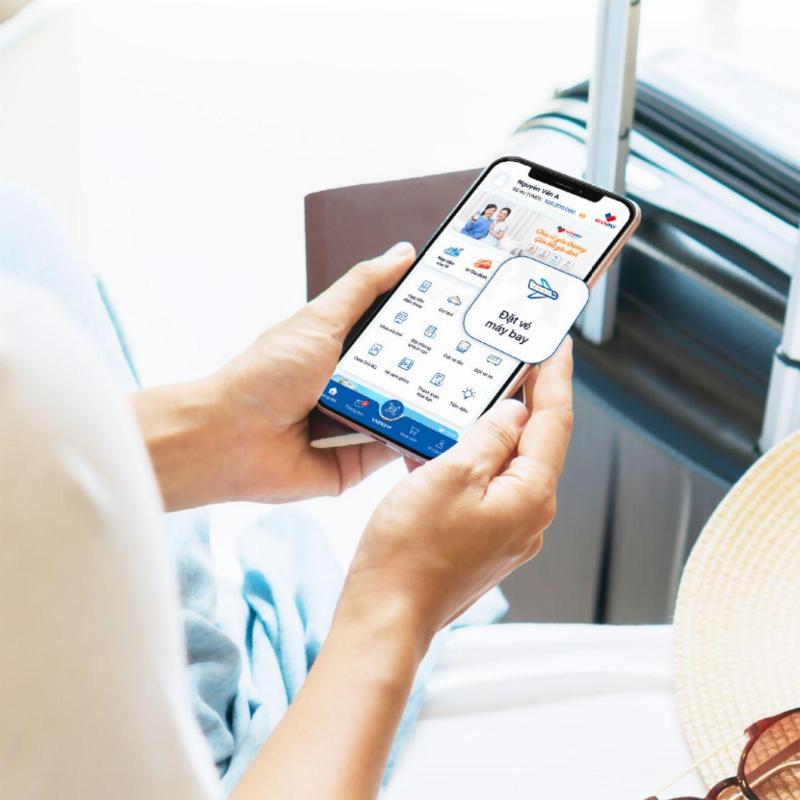 Khung cảnh một chi nhánh ngân hàng Vietcombank khá vắng vẻ vào một thời điểm không phải giờ cao điểm